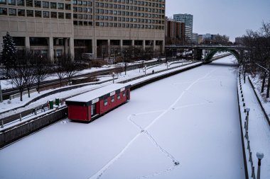 Ottawa 'da kış boyunca donmuş Rideau Kanalı manzarası.