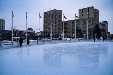 Ottawa 'da kış boyunca Rink of Dreams' de buz pateni yapan insanların görüntüsü. Ottawa, Kanada - 15 Aralık 2025.