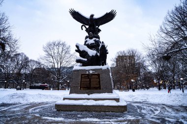 Ottawa 'da kış mevsiminde Ulusal Aborjin Gaziler Anıtı manzarası. Ottawa, Kanada - 15 Aralık 2025.