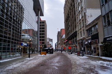 Ottawa şehir merkezindeki Sparks Sokağı 'nın kış manzarası. Ottawa, Kanada - 15 Aralık 2025.