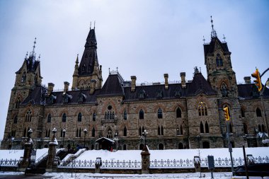 Kanada Avam Kamarası 'nın kış manzaralı dış binası. Ottawa, Kanada - 15 Aralık 2025.