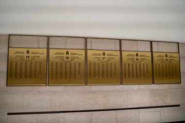 Kanada Parlamentosu içinde Avam Kamarası 'nın tarihi üyelerinin plaketlerini kapatın. Ottawa, Kanada - 15 Aralık 2025.