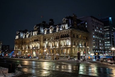 Ottawa 'daki Başbakan ve Danışma Meclisi binasının gece görüşü. Ottawa, Kanada - 15 Aralık 2025.