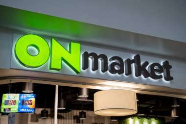 Otoyol servis merkezindeki ONmarket marketinin işareti. Ontario, Kanada - 14 Aralık 2025.