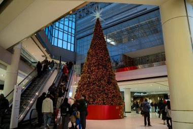 CF Rideau Center alışveriş merkezindeki büyük noel ağacının görüntüsü. Ottawa, Kanada - 14 Aralık 2025.