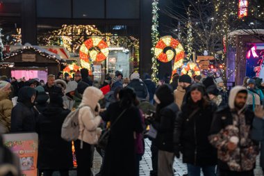Geceleyin Ottawa Noel Pazarı 'nın ışıkları altında kalabalığın görüntüsü. Ottawa, Kanada - 14 Aralık 2025.