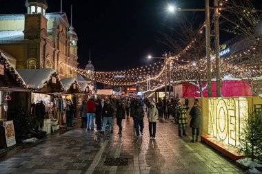 Geceleyin Ottawa Noel Pazarı 'nın ışıkları altında kalabalığın görüntüsü. Ottawa, Kanada - 14 Aralık 2025.