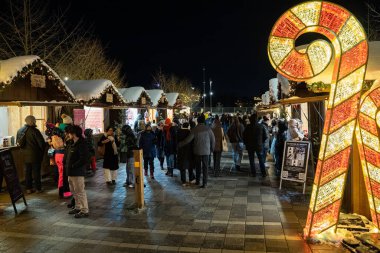 Geceleyin Ottawa Noel Pazarı 'nın ışıkları altında kalabalığın görüntüsü. Ottawa, Kanada - 14 Aralık 2025.