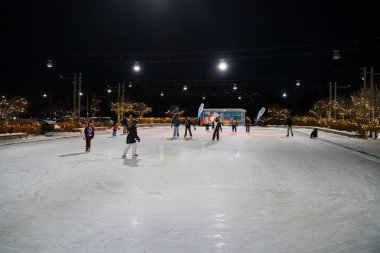 Gece Ottawa 'daki Lansdowne Park' taki açık hava buz pateni pisti manzarası. Ottawa, Kanada - 14 Aralık 2025.