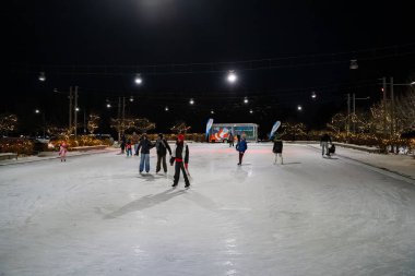 Gece Ottawa 'daki Lansdowne Park' taki açık hava buz pateni pisti manzarası. Ottawa, Kanada - 14 Aralık 2025.