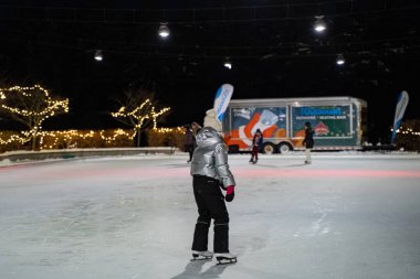 Gece Ottawa 'daki Lansdowne Park' taki açık hava buz pateni pisti manzarası. Ottawa, Kanada - 14 Aralık 2025.