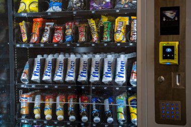 Yiyecek ve içecek otomatı manzarası. Montreal, Kanada - 19 Aralık 2025.