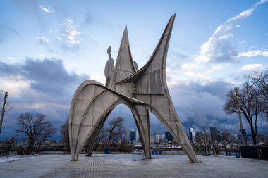 Montreal 'deki Parc Jean-Drapeau' da Trois diskleri heykeli görülüyor. Montreal, Kanada - 19 Aralık 2025.
