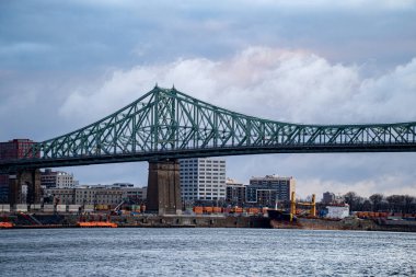 Montreal, Parc Jean-Drapeau 'dan Jacques Cartier Köprüsü manzarası. Montreal, Kanada - 19 Aralık 2025.