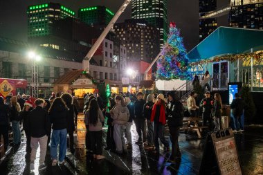 Montreal şehir merkezinde gece boyunca The Great Christmas Market 'te kalabalık vardı. Montreal, Kanada - 19 Aralık 2025.