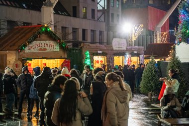 Montreal şehir merkezinde gece boyunca The Great Christmas Market 'te kalabalık vardı. Montreal, Kanada - 19 Aralık 2025.