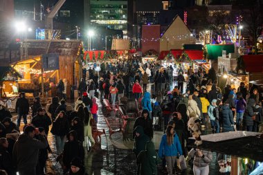 Montreal şehir merkezinde gece boyunca The Great Christmas Market 'te kalabalık vardı. Montreal, Kanada - 19 Aralık 2025.