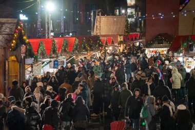 Montreal şehir merkezinde gece boyunca The Great Christmas Market 'te kalabalık vardı. Montreal, Kanada - 19 Aralık 2025.