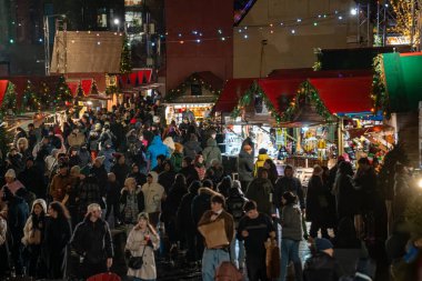 Montreal şehir merkezinde gece boyunca The Great Christmas Market 'te kalabalık vardı. Montreal, Kanada - 19 Aralık 2025.