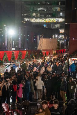 Montreal şehir merkezinde gece boyunca The Great Christmas Market 'te kalabalık vardı. Montreal, Kanada - 19 Aralık 2025.