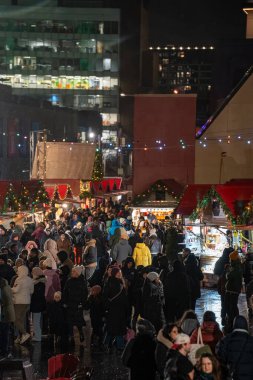 Montreal şehir merkezinde gece boyunca The Great Christmas Market 'te kalabalık vardı. Montreal, Kanada - 19 Aralık 2025.