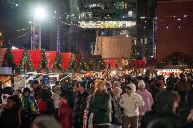 Montreal şehir merkezinde gece boyunca The Great Christmas Market 'te kalabalık vardı. Montreal, Kanada - 19 Aralık 2025.