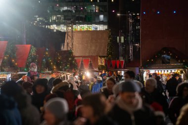 Montreal şehir merkezinde gece boyunca The Great Christmas Market 'te kalabalık vardı. Montreal, Kanada - 19 Aralık 2025.