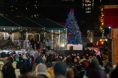 Montreal şehir merkezinde gece boyunca The Great Christmas Market 'te kalabalık vardı. Montreal, Kanada - 19 Aralık 2025.