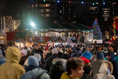 Montreal şehir merkezinde gece boyunca The Great Christmas Market 'te kalabalık vardı. Montreal, Kanada - 19 Aralık 2025.