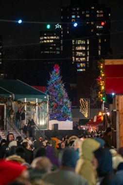 Montreal şehir merkezinde gece boyunca The Great Christmas Market 'te kalabalık vardı. Montreal, Kanada - 19 Aralık 2025.