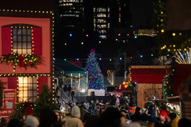 Montreal 'de gece süslenmiş ağaçla Noel pazarının manzarası. Montreal, Kanada - 19 Aralık 2025.