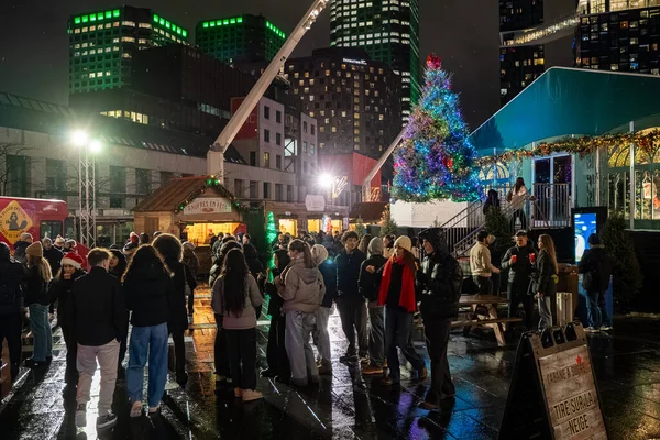 Montreal şehir merkezinde gece boyunca The Great Christmas Market 'te kalabalık vardı. Montreal, Kanada - 19 Aralık 2025.