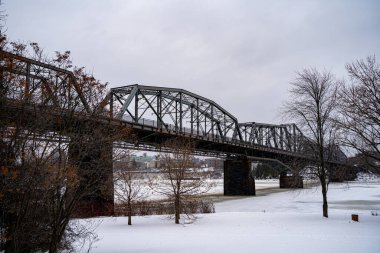 Alexandra Köprüsü 'nün kışın Ottawa Nehri üzerindeki manzarası. Ottawa, Kanada - 17 Aralık 2025.