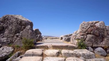 Antik Hattusa kentindeki harabelerin manzarası