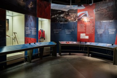 Kanada Savaş Müzesi sergi salonunun iç manzarası. Ottawa, Kanada - 16 Aralık 2025.