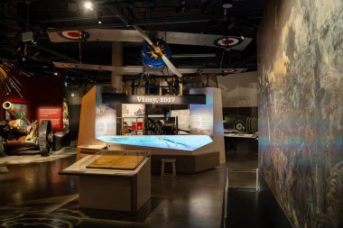 Kanada Savaş Müzesi sergi salonunun iç manzarası. Ottawa, Kanada - 16 Aralık 2025.