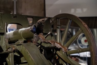 Hasarlı Topçu Topları Müzesi sergisini kapatın. Ottawa, Kanada - 16 Aralık 2025.