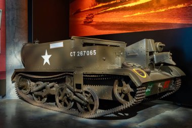 Takip edilen zırhlı araç müzesinin iç görüntüsü. Ottawa, Kanada - 16 Aralık 2025.