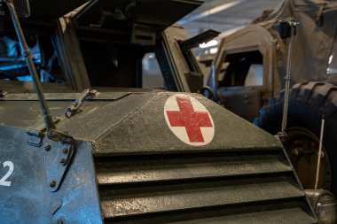 Zırhlı askeri ambulans aracının dış tarafını kapatın..