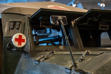 Zırhlı askeri ambulans aracının dış tarafını kapatın..