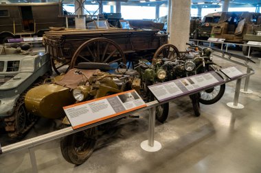 Tarihi askeri motosiklet müzesi sergisinin iç manzarası. Ottawa, Kanada - 16 Aralık 2025.