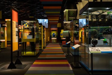 Kanada 'daki Retro Popüler Müzik' in Kanada Tarih Müzesi 'ndeki iç görüntüsü. Gatineau, Kanada - 16 Aralık 2025.