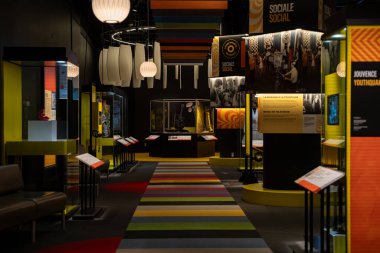 Kanada 'daki Retro Popüler Müzik' in Kanada Tarih Müzesi 'ndeki iç görüntüsü. Gatineau, Kanada - 16 Aralık 2025.