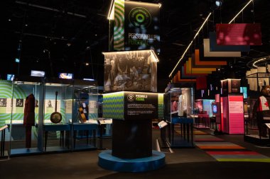 Kanada 'daki Retro Popüler Müzik' in Kanada Tarih Müzesi 'ndeki iç görüntüsü. Gatineau, Kanada - 16 Aralık 2025.