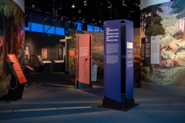 Kanada Tarih Müzesi sergi salonunun iç manzarası. Gatineau, Kanada - 16 Aralık 2025.