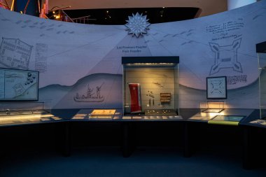 Kanada Tarih Müzesi sergi salonunun iç manzarası. Gatineau, Kanada - 16 Aralık 2025.