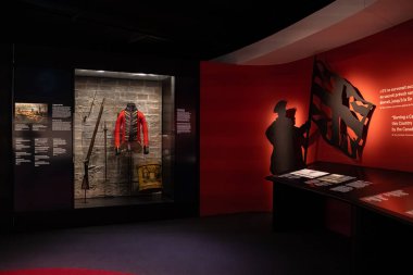 Kanada Tarih Müzesi 'ndeki tarihi askeri serginin iç görünümü. Gatineau, Kanada - 16 Aralık 2025.