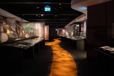 Kanada Tarih Müzesi sergi salonunun iç manzarası. Gatineau, Kanada - 16 Aralık 2025.