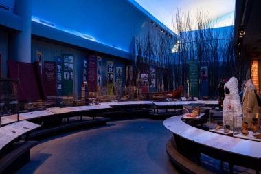 Kanada Tarih Müzesi sergi salonunun iç manzarası. Gatineau, Kanada - 16 Aralık 2025.