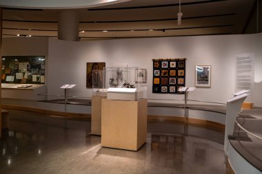 Kanada Tarih Müzesi sergi salonunun iç manzarası. Gatineau, Kanada - 16 Aralık 2025.